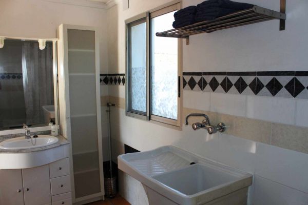 Badkamer met wastafels.