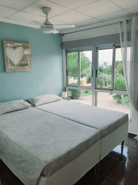 Een slaapkamer met een geweldig uitzicht.