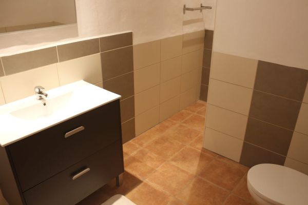 Badkamer behorende bij de slaapkamer beneden.