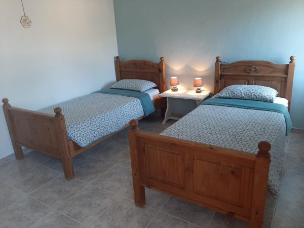 Een ruime slaapkamer. Op deze kamer is het mogelijk om een extra bed bij te plaatsen.