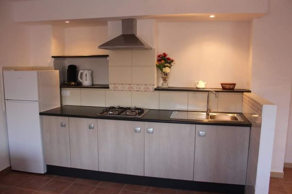 Een moderne open keuken.