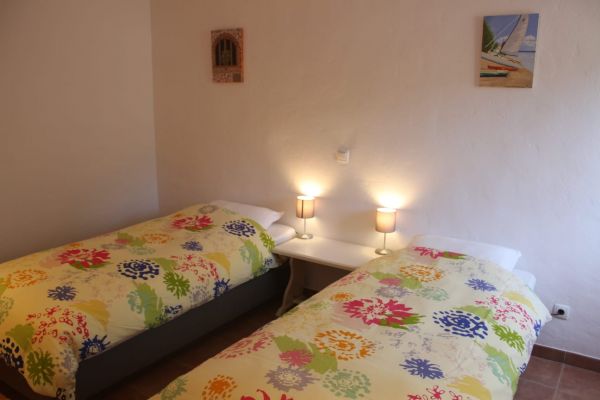 Slaapkamer beneden met 2 losse boxspring bedden. In deze slaapkamer kan een extra bed bijgezet worden.